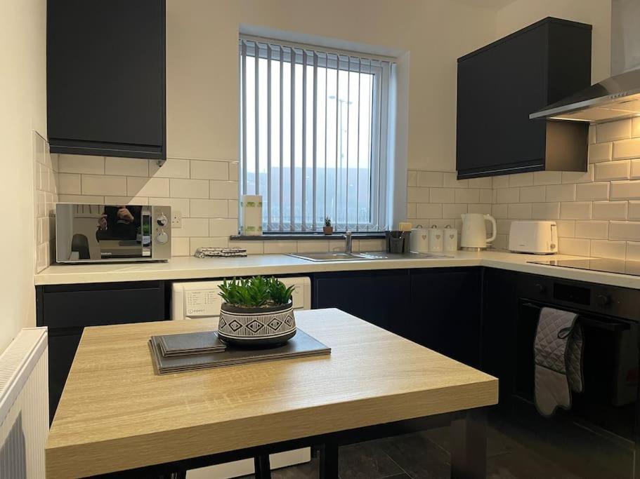 Modern Apartment With En-Suite & Private Kitchen Stoke-on-Trent Bagian luar foto